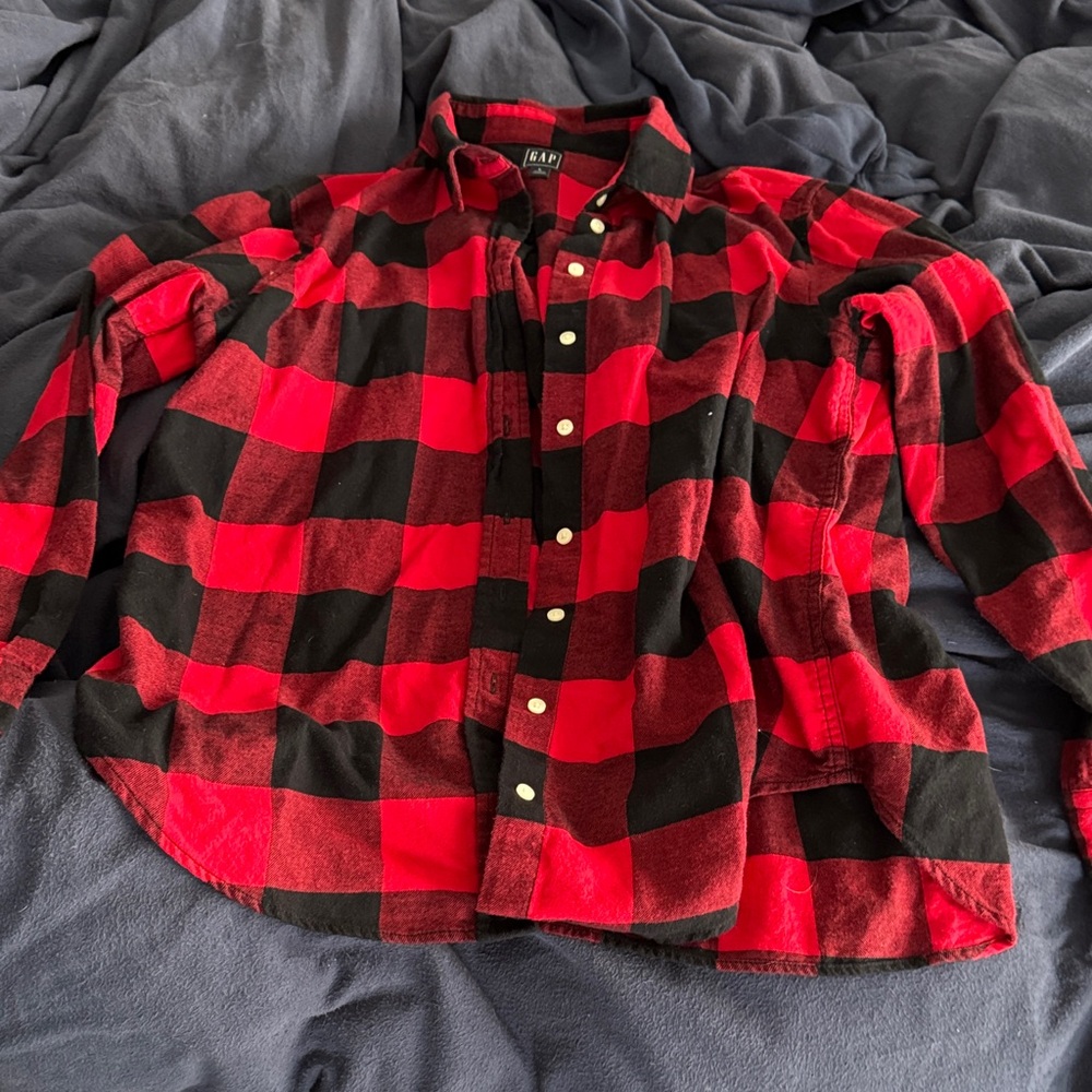 GAP NWOT Red and Black Plaid Button-Up Shirt